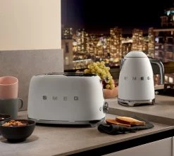 Bouilloire SMEG KLF03WHMEU Blanc Mat - 1.7L + Offre Cadeau -Vente De Café image smeg blanc mat 1