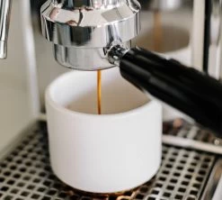 Tasse à Cappuccino - Monty Milk Art Blanc Mat 19 Cl - FELLOW -Vente De Café lifestyle2 1