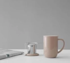 Mug Minima Stone Rose 50 Cl Avec Infuseur Inox - VIVA SCANDINAVIA -Vente De Café minima rose lifestyle