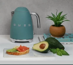 Bouilloire KLF03EGMEU 1.7 L Vert Émeraude - SMEG -Vente De Café smeg bouilloire emraude lifestyle 2 1