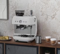 Machine Expresso SMEG EGF03WHEU Blanche Années 50 Avec Moulin Intégré -Vente De Café smeg egf03 blanche 5
