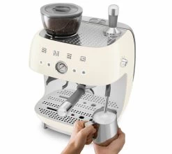 Machine Expresso SMEG EGF03CREU Crème Années 50 Avec Moulin Intégré -Vente De Café smeg egf03 creme 3